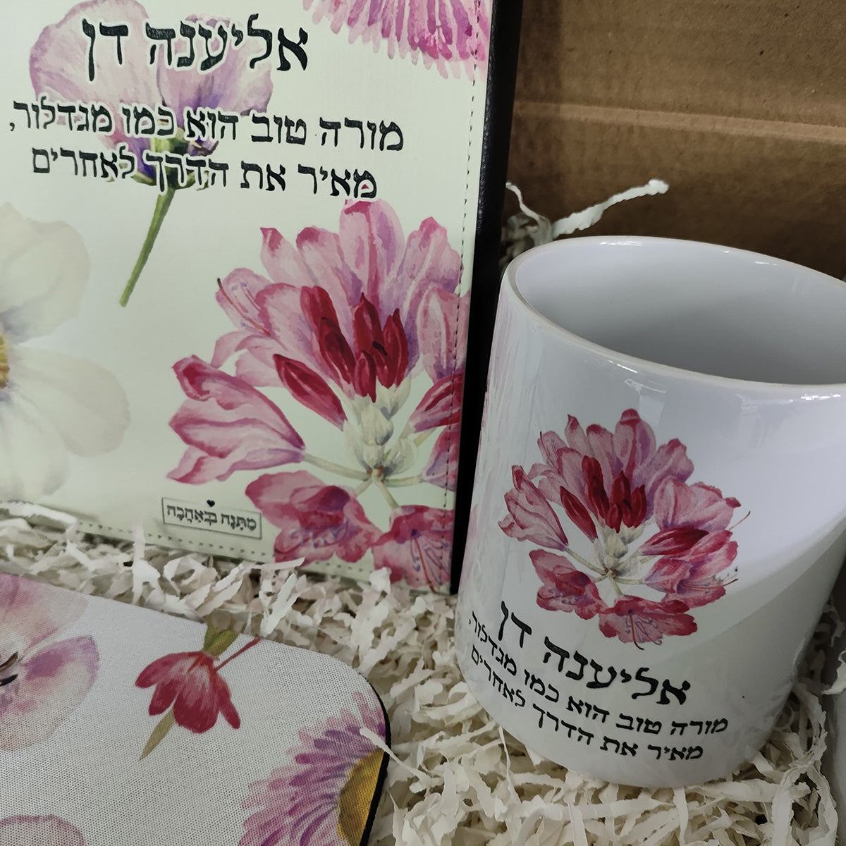 מארז מתנה למשרד דגם פרחי בר: פד לעכבר + בקבוק תרמי + מחברת עור (מארז בינוני)