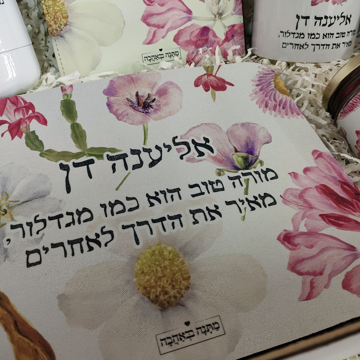 מארז למשרד פרחי בר: פד לעכבר + בקבוק + מחברת + לוח שבועי + שוקולדים + פנקס (מארז ענק במיוחד)