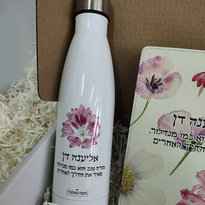 מארז מתנה למשרד דגם פרחי בר: פד לעכבר + ספל + מחברת עור (מארז בינוני)