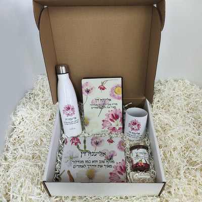 מארז למשרד פרחי בר: מחברת עור + ספל + לוח שבועי + שוקולדים + מחזיק מפתחות (מארז ענק)