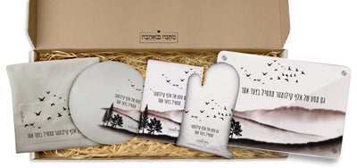 מארז למשרד שקיעה: כפפה+סינר+מחברת מתכונים+תחתית לסיר + ספל (מארז ענק)