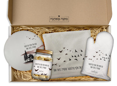 מארז למשרד שקיעה: כפפה לתנור + מחברת מתכונים + תחתית לסיר+שוקולדים (מארז גדול)