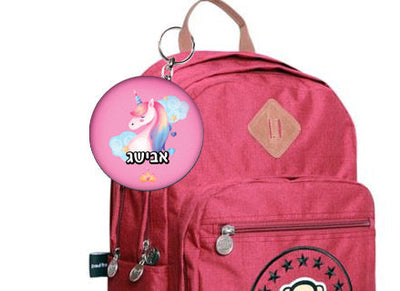 מחזיק מפתחות עם שם הילד/ה עשוי מעץ לתלייה על תיקים ולמחזיקי המפתחות! מגוון עיצובים שילדים אוהבים! בראול סטארס, L.O.L, חד קרן, סמי הכבאי, סופרמן ועוד...